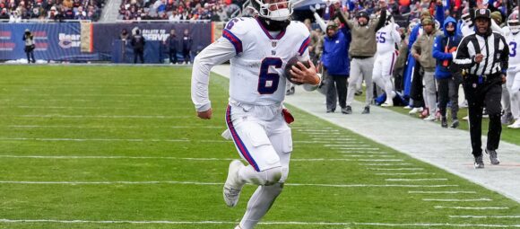 Jaxson Dart, New York Giants quarterback, scoring a 24-yard touchdown run vs Bears.