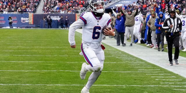 Jaxson Dart, New York Giants quarterback, scoring a 24-yard touchdown run vs Bears.