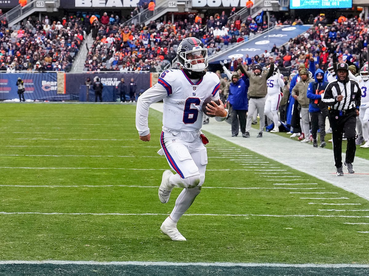 Jaxson Dart, New York Giants quarterback, scoring a 24-yard touchdown run vs Bears.