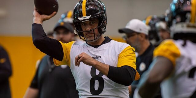 Aaron Rodgers throws during Pittsburgh Steelers 2026 OTAs at the UPMC Rooney Sports Complex