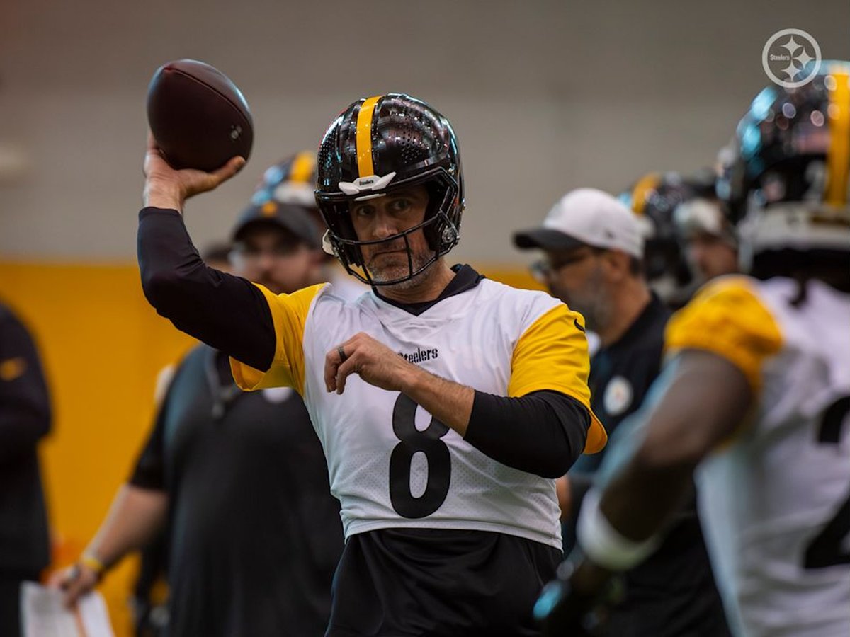 Aaron Rodgers throws during Pittsburgh Steelers 2026 OTAs at the UPMC Rooney Sports Complex