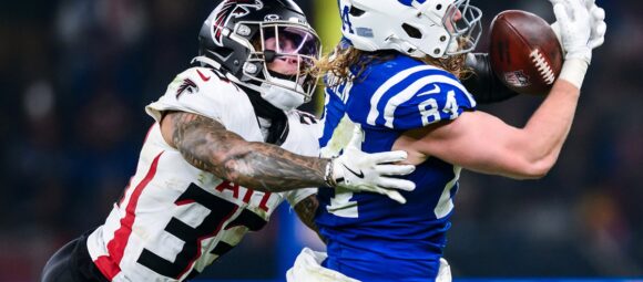 Tyler Warren catches a contested pass for the Indianapolis Colts during the 2025 season.