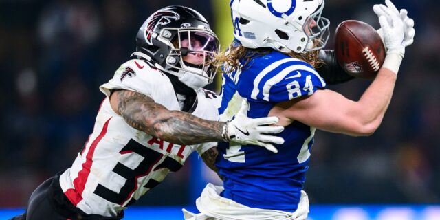 Tyler Warren catches a contested pass for the Indianapolis Colts during the 2025 season.