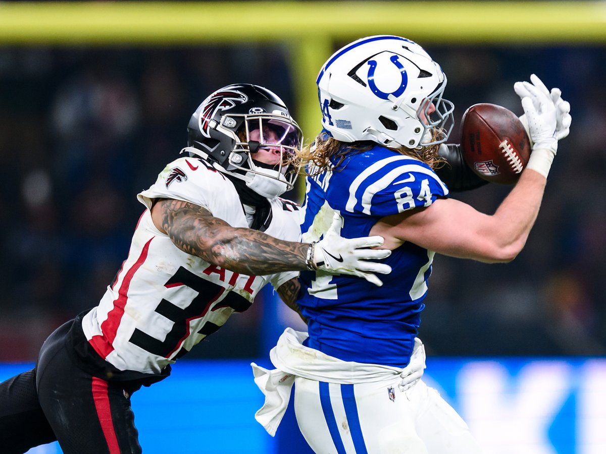Tyler Warren catches a contested pass for the Indianapolis Colts during the 2025 season.