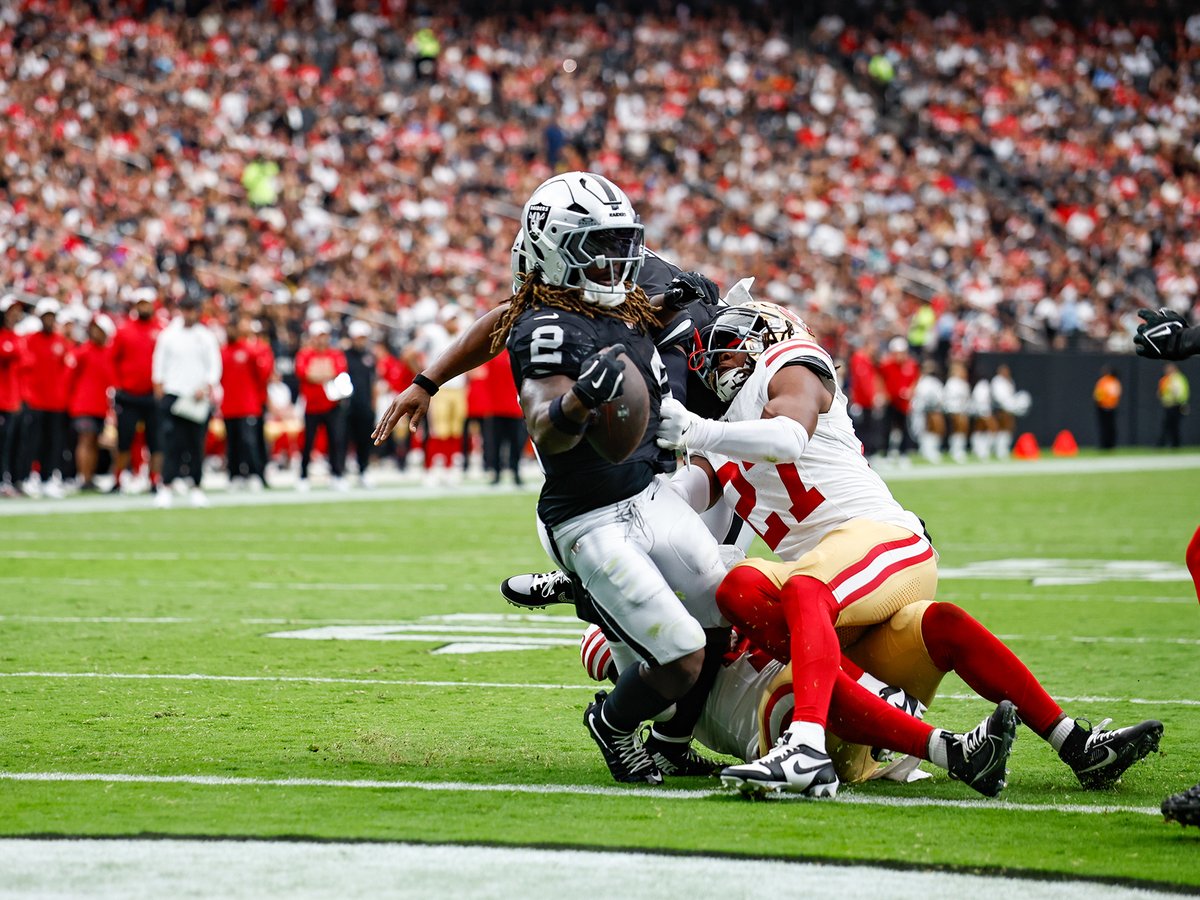 Las Vegas Raiders running back Ashton Jeanty carries the ball during the Aug. 16, 2025 preseason game against the San Francisco 49ers at Allegiant Stadium